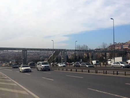 Halıcıoğlu metrobüs durağına yeni yaya geçidi