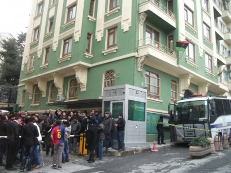 Halk Ayaklanmasının Yıl Dönümünde Libya Konsolosluğu Önünde Maaş Eylemi