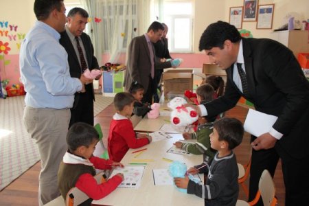 Halk baskıya aldırmadı, çocuklarını okula gönderdi