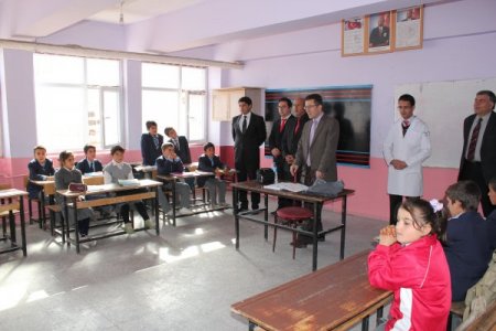 Halk baskıya aldırmadı, çocuklarını okula gönderdi