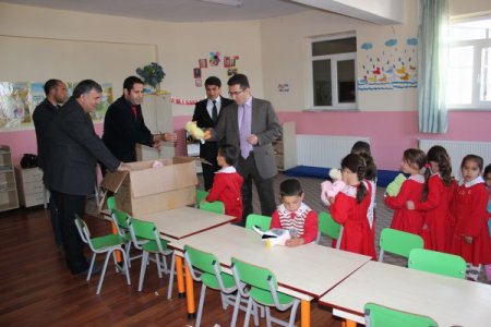 Halk baskıya aldırmadı, çocuklarını okula gönderdi