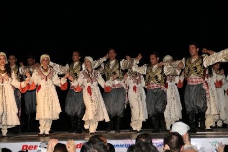 Halk Dansları Festivali Vatandaşlardan Büyük İlgi Görüyor