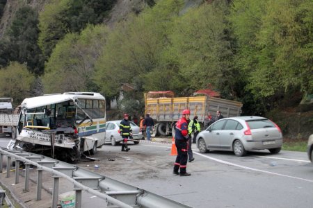 Halk otobüsü karşı yöne geçti: 1 ölü, 2’si ağır 20 yaralı