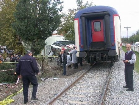 Halk Otobüsüne Tren Çarptı: 2 Ölü, 5 Ağır Yaralı