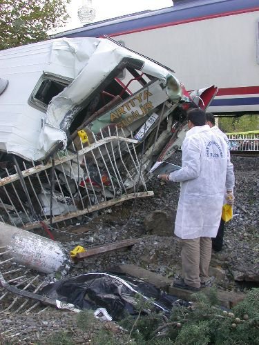 Halk Otobüsüne Tren Çarptı: 2 Ölü, 5 Ağır Yaralı