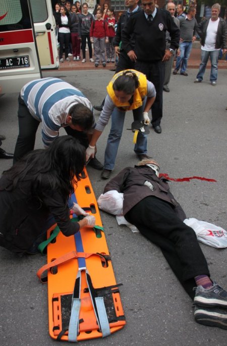 Halk otobüsünün çarptığı yaya ağır yaralandı