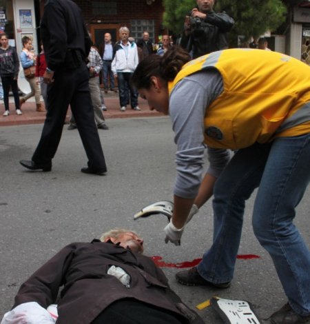 Halk otobüsünün çarptığı yaya ağır yaralandı