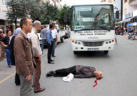 Halk otobüsünün çarptığı yaya ağır yaralandı