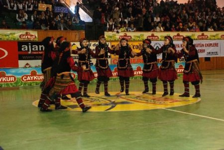 Halk Oyunları Yarışmasında Dereceye Giremeyen Öğrenciler Gözyaşlarını Tutamadı