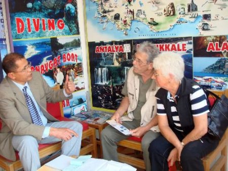 Halk Ozanı, Bağlamasıyla Turistlere Ülkenin Güzelliklerini Anlatıyor
