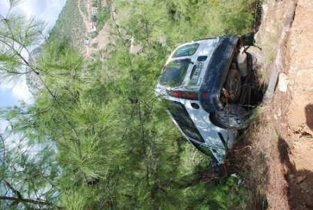 Halk Ozanı Karakılçık'ın Kullandığı Otomobil Uçuruma Yuvarlandı