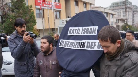 Halkevleri, İsrail Büyükelçiliği'ne siyah çelenk bıraktı