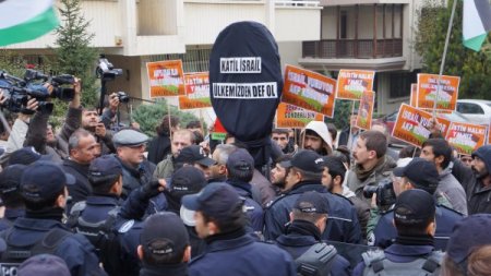 Halkevleri, İsrail Büyükelçiliği'ne siyah çelenk bıraktı