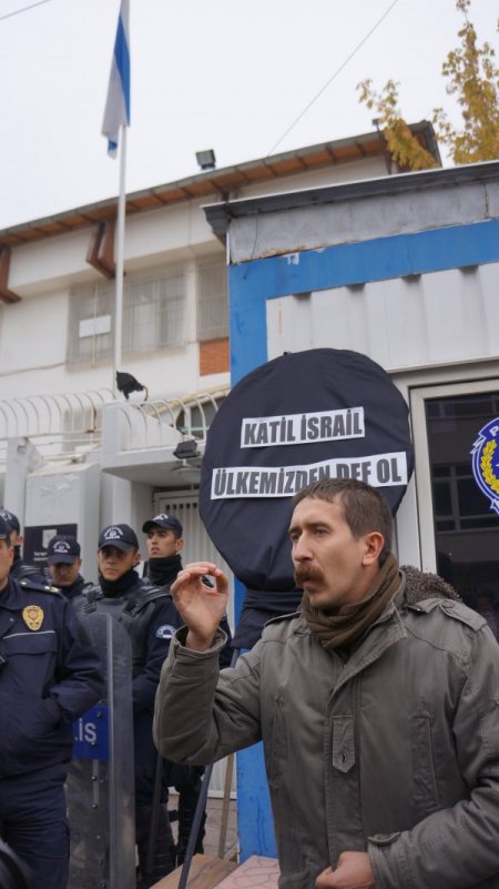 Halkevleri, İsrail Büyükelçiliği'ne siyah çelenk bıraktı