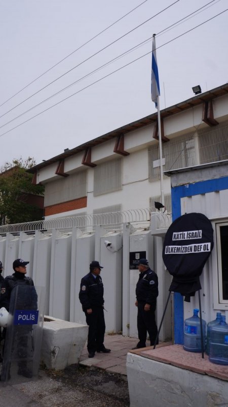 Halkevleri, İsrail Büyükelçiliği'ne siyah çelenk bıraktı