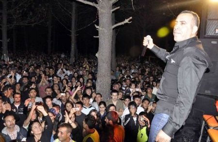 Haluk Levent, Gazi Mahallesi'nde Bayram Konseri Verdi