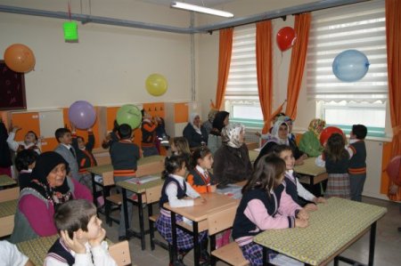 Hamamözü'nde öğrencilerle birlikte velilere de karne verildi