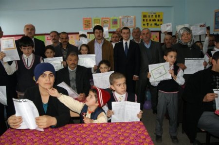 Hamamözü'nde öğrencilerle birlikte velilere de karne verildi