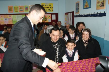 Hamamözü'nde öğrencilerle birlikte velilere de karne verildi