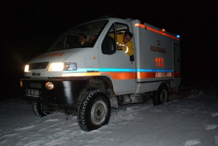 Hamile Kadın, Karlı Yoldan 4 Saatte Hastaneye Yetiştirildi; Bebek Kurtarılamadı