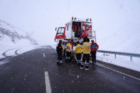 Hamile kadın, Snow Trac ambulansla hastaneye yetiştirildi