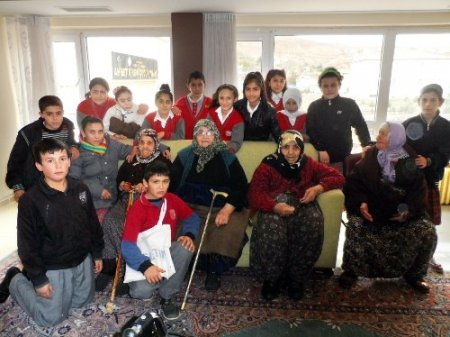 Hamit Acar Ortaokulu'nun öğrencilerinin tamamı huzurevini ziyaret etti
