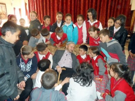 Hamit Acar Ortaokulu'nun öğrencilerinin tamamı huzurevini ziyaret etti