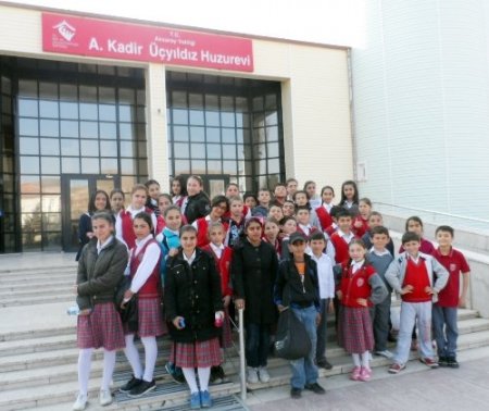 Hamit Acar Ortaokulu'nun öğrencilerinin tamamı huzurevini ziyaret etti