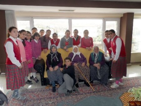 Hamit Acar Ortaokulu'nun öğrencilerinin tamamı huzurevini ziyaret etti