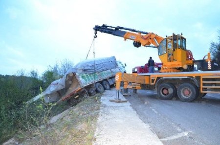 Hammadde yüklü kamyon uçuruma yuvarlanmaktan son anda kurtuldu