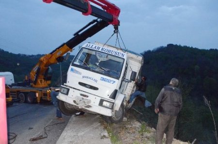 Hammadde yüklü kamyon uçuruma yuvarlanmaktan son anda kurtuldu