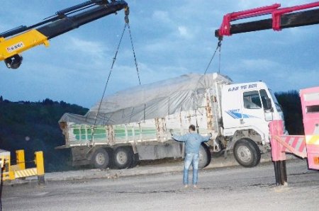 Hammadde yüklü kamyon uçuruma yuvarlanmaktan son anda kurtuldu