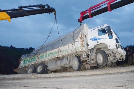 Hammadde yüklü kamyon uçuruma yuvarlanmaktan son anda kurtuldu