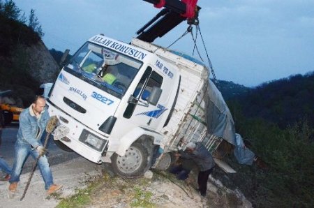 Hammadde yüklü kamyon uçuruma yuvarlanmaktan son anda kurtuldu