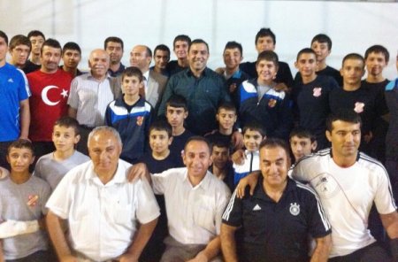 Hamza Yerlikaya geleceğin güreşçileriyle bir araya geldi