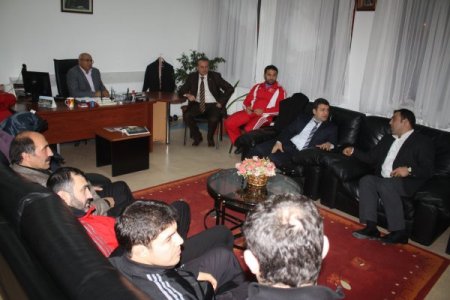 Hamza Yerlikaya'dan milli güreşcilere moral ziyareti