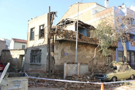 Harabe ev, park halindeki otomobilin üzerine çöktü