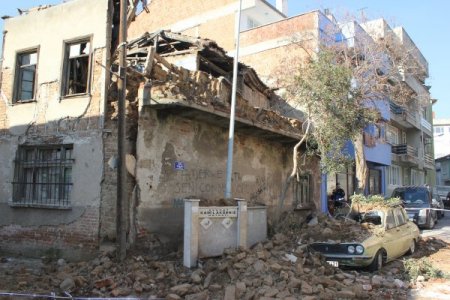 Harabe ev, park halindeki otomobilin üzerine çöktü