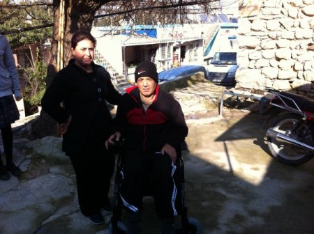 Harçlıklarıyla engelli vatandaşa akülü sandalye aldılar