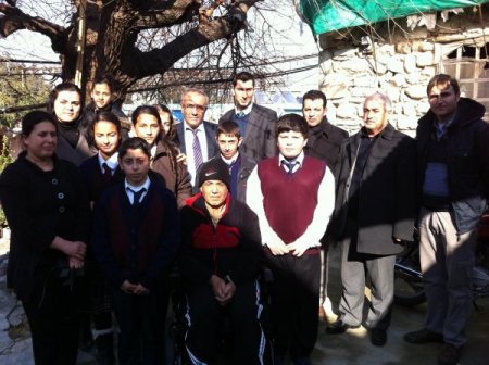 Harçlıklarıyla engelli vatandaşa akülü sandalye aldılar