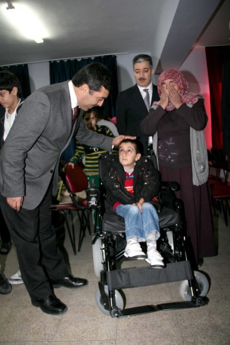 Harçlıklarıyla kardeş okullarındaki arkadaşlarına akülü sandalye aldılar