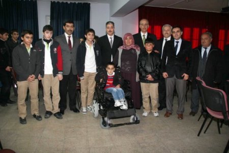 Harçlıklarıyla kardeş okullarındaki arkadaşlarına akülü sandalye aldılar