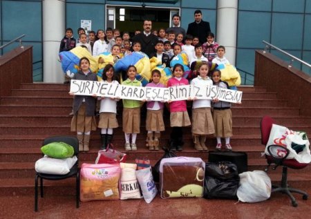 Harçlıklarıyla Suriye'deki akranlarına battaniye aldılar