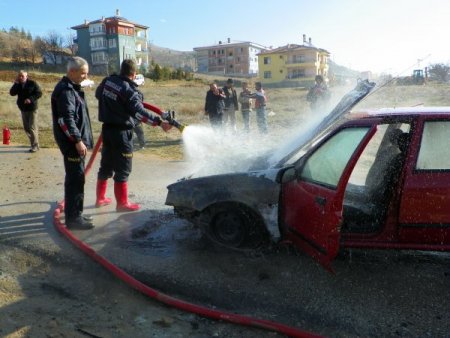 Hareket halindeki araba alev topluna döndü