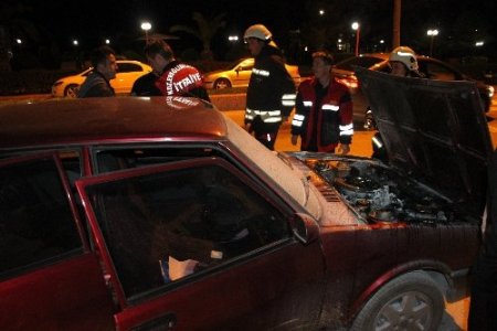 Hareket halindeki otomobil yandı