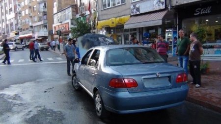 Hareket halindeki otomobilin motor kısmı yandı