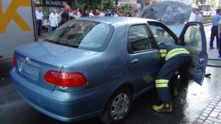 Hareket halindeki otomobilin motor kısmı yandı