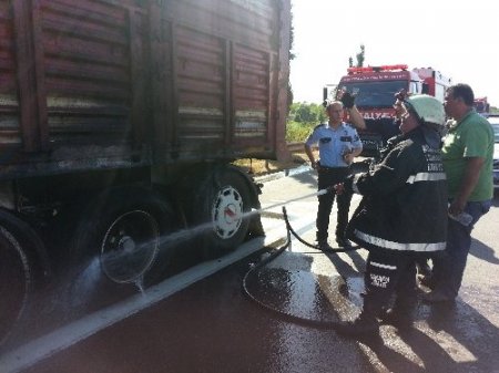 Hareket halindeki TIR'ın dorse lastikleri alev aldı