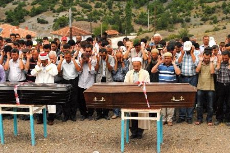 Harmancık'taki Kazada Ölen Aynı Aileden 4 Kişi Gözyaşlarıyla Toprağa Verildi