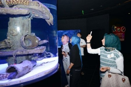 Harranlı öğrenciler yazar Fikret Otyam'la buluştu